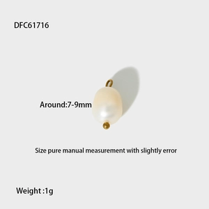 Détail du pendentif perle baroque DFC61716 7-9mm avec anneau plaqué or PVD brillant