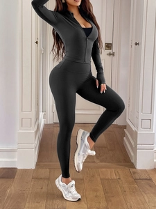 Ensemble de yoga noir deux pièces avec veste zippée à manches longues et legging haut