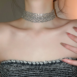 Gros plan du collier ras-du-cou en maille argentée scintillante serti de strass