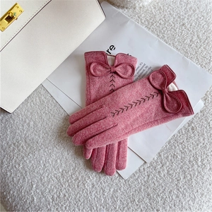 Elegante rosa Wollhandschuhe mit dekorativer Schleife und Wehrenstickerei für den Winter.