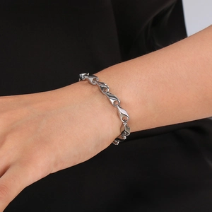Poliertes silbernes Gliederkettenarmband aus Edelstahl am Handgelenk für den Alltag