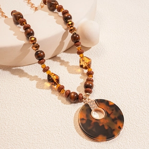 Collier rétro avec pendentif léopard et perles en bois style bohème marron chic