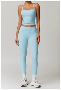 Détail de l'ensemble de yoga bleu clair avec tissu brossé et legging de sport taille haute