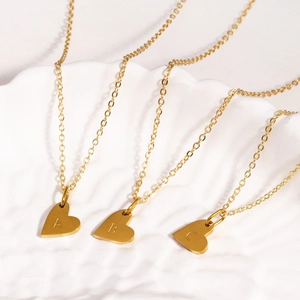 Collier avec pendentif cœur doré et lettres gravées A B et C pour femmes