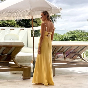Détail de la robe maxi en maille côtelée jaune avec dos nu et liens à nouer élégants