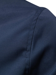 Macro di cuciture precise ad ago singolo sul tessuto opaco della giacca blu navy scuro