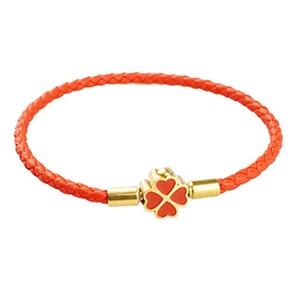 Dettaglio del bracciale intrecciato rosso con quadrifoglio dorato e smalto rosso