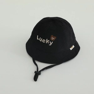 Détail du chapeau cloche bébé en velours côtelé noir avec broderie et ours