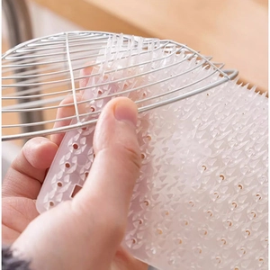Spazzola per verdure in silicone con setole morbide utilizzata su scola lavandino in metallo