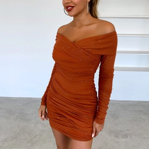 Détail de la robe pailletée caramel à épaules dénudées avec manches longues et fronces