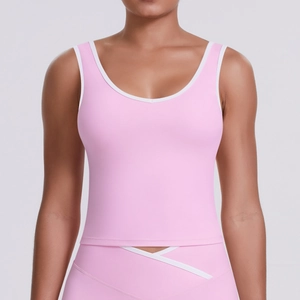 Vue de face du débardeur de sport rose ajusté avec bordures blanches et taille en V