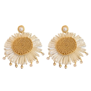 Boho-Gänseblümchen-Ohrringe mit beigen Blütenblättern, Perlenstecker und Goldquasten