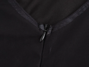 Détail de fermeture éclair invisible et maille noire fine sur une robe moulante élégante