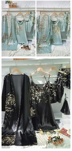 Ensemble détaillé de vêtements de nuit en satin fleuri avec peignoir et accessoires