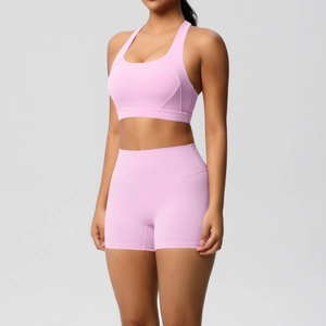 Detail der nahtlosen hellrosa Yoga-Shorts mit hoher Taille und Po-Lifting-Nähten