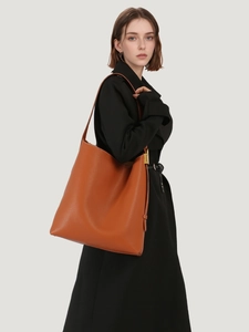 Braune Hobo-Einkaufstasche aus Leder mit Litschi-Struktur und goldener Schnalle
