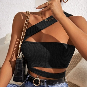 Detailaufnahme der schwarzen Stricktextur des sexy One-Shoulder-Crop-Tops mit Ausschnitt
