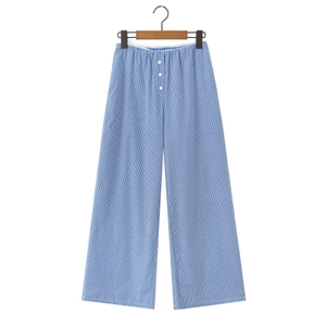 Detailansicht der blau-weiß gestreiften Hose mit weitem Bein, Gummizug und Knopfverzierung