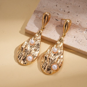 Detail of 18K gold-plated teardrop earrings with hammered texture and faux pearls