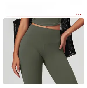 Detail der olivgrünen Yoga-Leggings mit hoher Taille, Y-Frontnaht und mattem Finish
