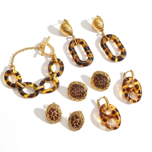 Retro 18K gold stainless steel jewelry set with leopard print earrings and bracelet