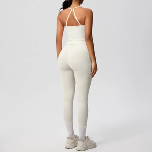 Détail d'un ensemble de sport blanc cassé avec brassière à bretelles croisées et legging