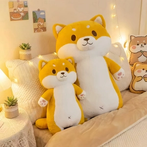 Gros plan de peluches Shiba Inu en deux tailles avec pattes roses et tissu très doux