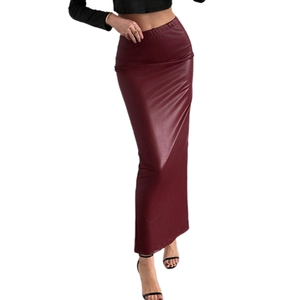 Vintage-Maxirock aus Kunstleder in Weinrot mit hoher Taille und elegantem Schlitz