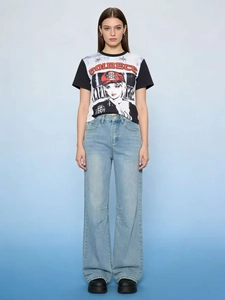 Woman in casual retro wide leg jeans and contrast graphic t-shirt outfit full body view