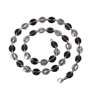Collier en acier titane avec maillons noirs et argentés alternés sur fond blanc neutre
