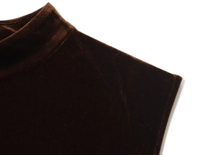Détail du col montant et de l'épaule d'une robe en velours marron foncé pour femme