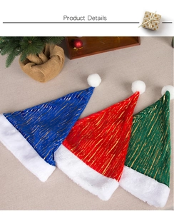 Détail des bonnets de Noël en velours rouge, bleu et vert avec rayures dorées brillantes