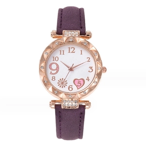 Détails du bracelet violet mat et lunette strass or rose sur montre femme quartz