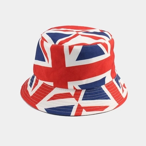 Dettaglio della stampa Union Jack sul cappello da pescatore double face in cotone