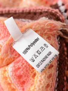 Detail des Pflegeetiketts für Strickset mit Angabe der Materialzusammensetzung 100% Polyester