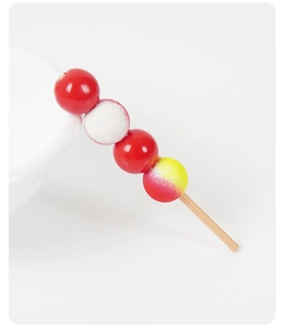 Détail macro d'un modèle miniature de haws confits sur une assiette en céramique