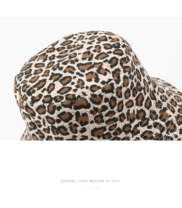 Detalle del sombrero de pescador con estampado de leopardo y costuras finas en la tela
