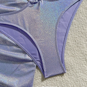 Détail macro du tissu à paillettes violet clair scintillant sur un maillot de bain