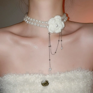 Détail de la fleur au crochet faite main et collier de perles double épaisseur