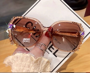 Gros plan détaillé de lunettes de soleil oversize avec strass et décor de nœud violet