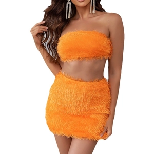 Sexy zweiteiliges Set aus orangefarbenem Kunstpelz mit Bustier und Minirock Outfit