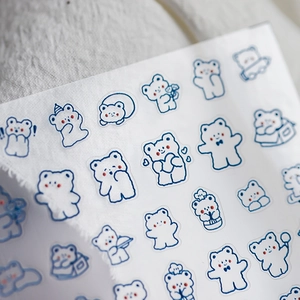 Stickers à ongles ours blancs mignons avec contours bleus et détails rouges sur fond texturé