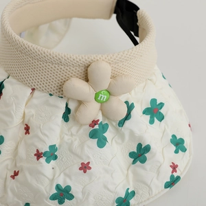 Detail of summer shell sun hat with floral pattern brim and decorative m-flower emblem