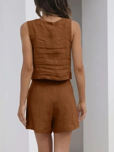 Vue arrière d'un ensemble en lin caramel avec haut sans manches et short en texture