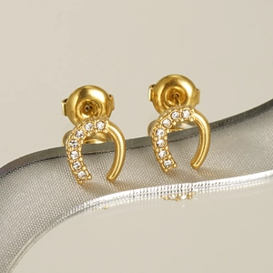 Boucles d'oreilles clous en forme de C en acier inoxydable doré 18 carats avec diamants