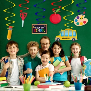 Detail der Back to School Partydeko mit Spiralwirbeln und Schulbus Motivausschnitten