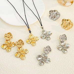 Parure de bijoux élégante avec grand collier et boucles d'oreilles fleurs dorées