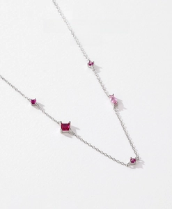 Dettaglio macro della collana in argento S925 con pietre di zircone cubico rosse e rosa