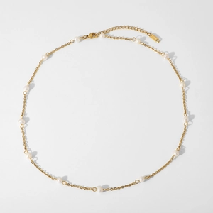 Detailed view of 18K gold plated stainless steel chain with natural freshwater pearls