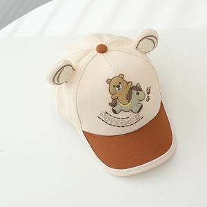 Détail de la casquette enfant avec oreilles 3D et broderie ours sur toile beige